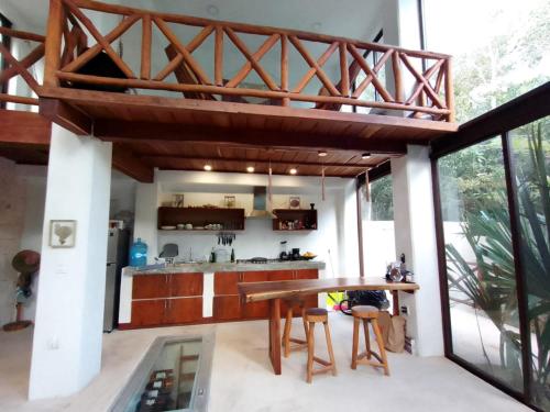 ChemuyilSaasil Kaax的开放式厨房配有木桌和大窗户