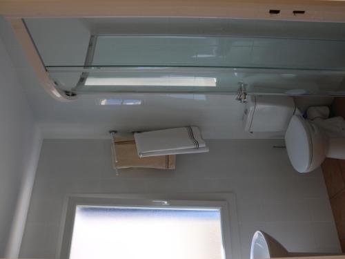 滨海巴纽尔斯Appartement Banyuls-sur-Mer, 3 pièces, 5 personnes - FR-1-309-58的一间带卫生间和窗户的小浴室