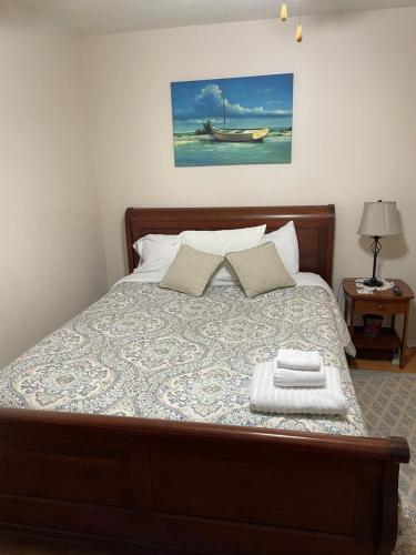 桑福德Sanford Lake Mary Quiet Rooms的一间卧室,配有一张床,上面有船