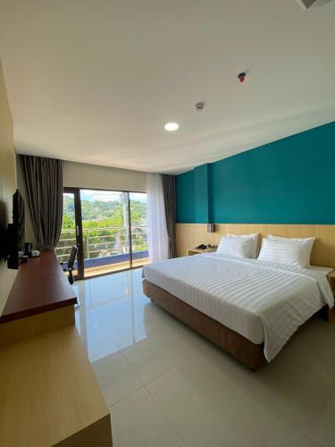 查亚普拉Erbe Style Jayapura Papua By Horison的一间卧室设有一张大床和一个大窗户