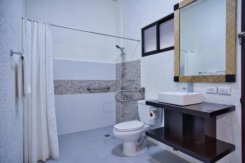 塔比拉兰道戴梦得餐厅及酒店的浴室配有卫生间、盥洗盆和淋浴。
