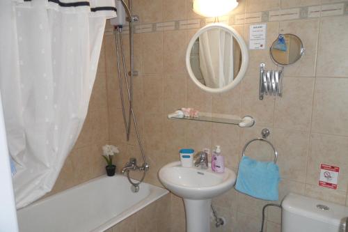 阿依纳帕Apartment Ground Floor, FREE INTERNET的浴室配有盥洗盆、卫生间和浴缸。