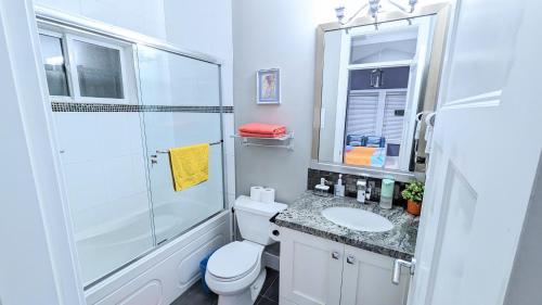 萨里Cozy Forest Home的带淋浴、卫生间和盥洗盆的浴室