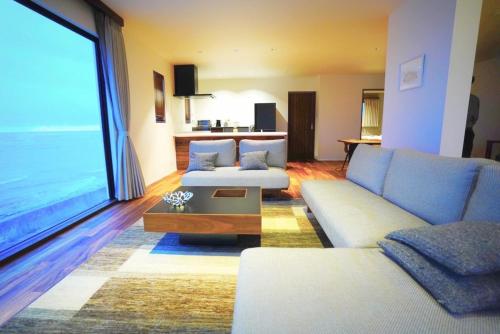 石垣岛HERO VILLA ocean suite的客厅设有两张沙发和一个大窗户