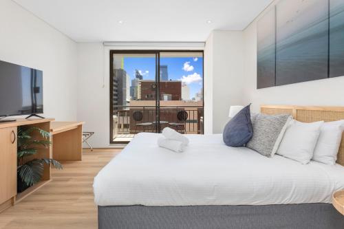 珀斯Perth Cbd Retreat Victoria Ave 1br Apt的一间卧室设有一张大床和一个大窗户