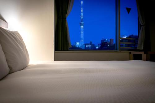 东京B：CONTE浅草酒店的一间卧室,从窗户可欣赏到艾菲尔铁塔的景色