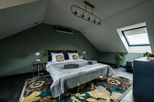利耶帕亚MORE Hotel的一间卧室设有一张床和绿色的墙壁