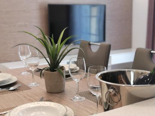 布莱德Vila Ključe Apartments的酒杯桌子和盆栽植物
