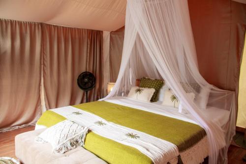 Glamping tent in Pelaga Eco Park客房内的一张或多张床位