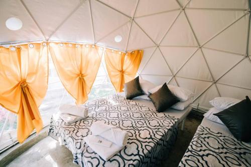 LuboTranquil Retreat Dome Glamping with Hotspring Dipping pool - Breathtaking View的帐篷内带两张床的房间