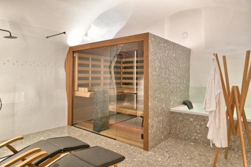 Zgornja KungotaHisa 1624 - Adults Only的一个带椅子的玻璃淋浴间