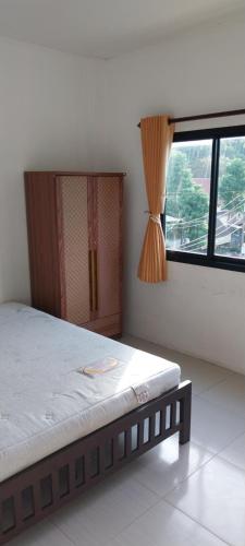 涛岛Ava 2 Budget Hotel Koh Tao的一间卧室设有一张床和一个大窗户