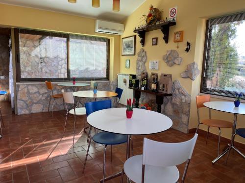 蒙特梅拉诺Agriturismo Poggio del Drago的一间带桌椅和壁炉的餐厅