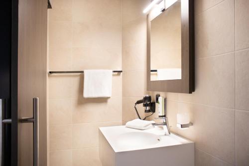 因戈尔施塔特MO Hotel by WMM Hotels的一间带水槽和镜子的浴室