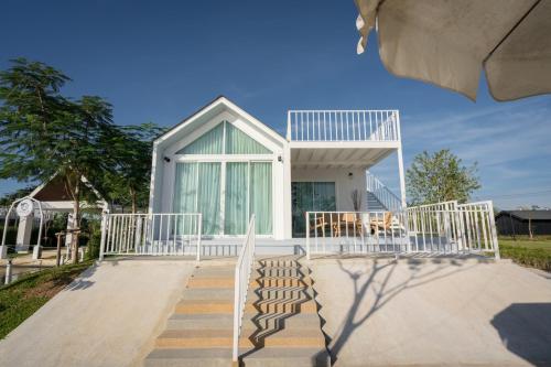 暖武里府Saksiam Lakeside Resort SHA PLUS Certificate的一座房子,楼梯通往