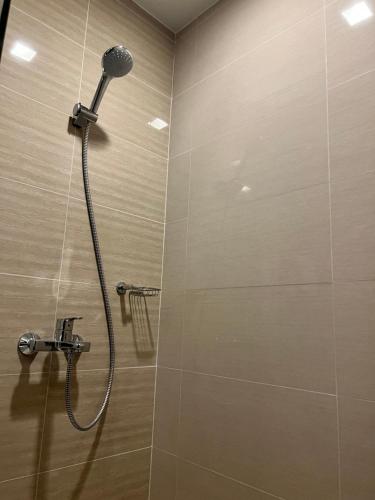马尼拉Uptown Parksuites II的浴室内配有淋浴和头顶淋浴