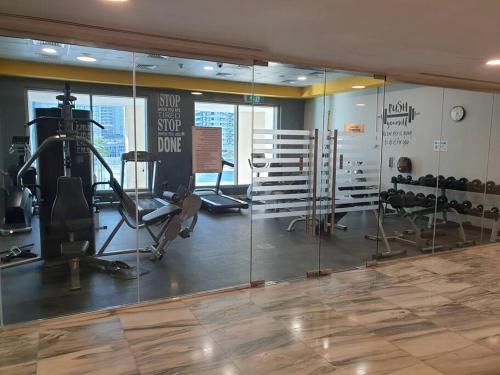 迪拜Large cozy Studio(Hamilton Residency)的健身房,提供自行车和健身器材