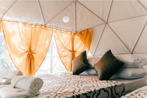 LuboCozy Dome Glamping w/ Private Hot Spring (2pax)的帐篷内带大床的房间