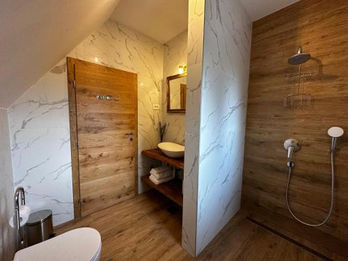 普利特维采村Boutique Villa Pearl of Plitvice, Plitvice Lakes的带淋浴和盥洗盆的浴室