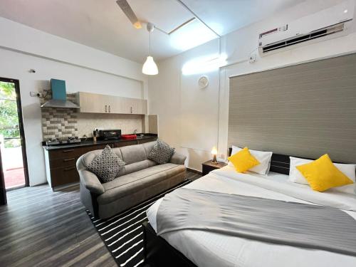 海得拉巴BedChambers Serviced Apartment, Jubilee Hills的酒店客房,配有床和沙发