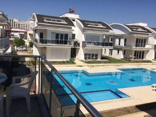 贝莱克Maison Villa en résidence Privée Avec piscine的一座大房子,前面设有一个游泳池