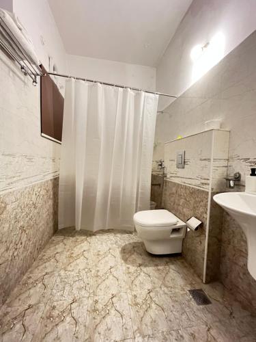 海得拉巴BedChambers Serviced Apartment, Jubilee Hills的一间带卫生间和水槽的浴室
