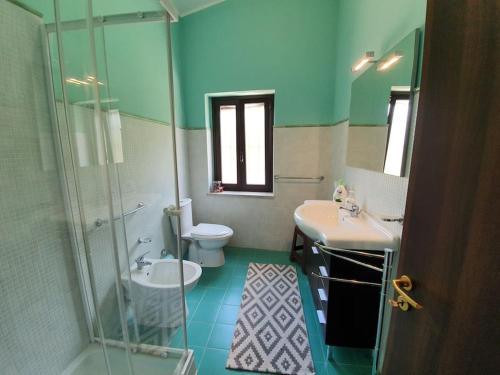 锡拉库扎Appartamento - Plemmirio的浴室配有卫生间、盥洗盆和淋浴。