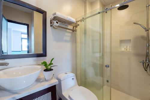 会安会安常春藤酒店的浴室配有卫生间、盥洗盆和淋浴。
