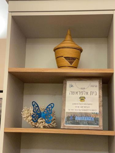 阿卡Beit Elfarasha的架子上装着两个花瓶和一个盒子