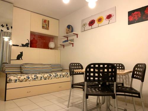 普林希匹纳马尔Rio Piccolo Apartment的配有椅子、桌子和床的房间