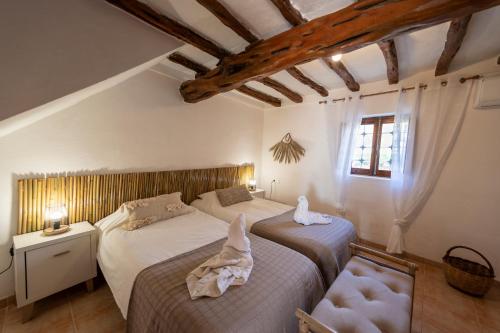 艾斯库拜尔斯VILLA ES CUBELLS COUNTRY & SEA的一间卧室设有两张床和窗户。