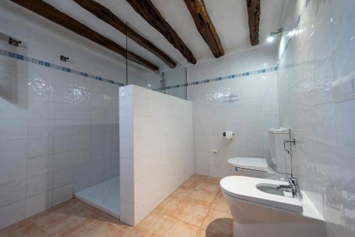 艾斯库拜尔斯VILLA ES CUBELLS COUNTRY & SEA的白色的浴室设有卫生间和淋浴。