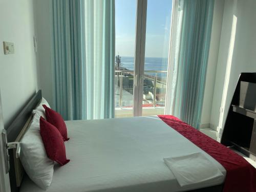 科伦坡Lovely Sea View Apartment的一间卧室设有一张床,享有海景