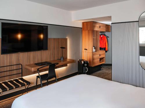 凯恩凯恩中心普莱森斯门美居酒店的配有一张床和一张书桌的酒店客房