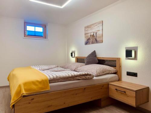 Steinberg am RofanApartment Silberwald的一间卧室配有一张黄色毯子床