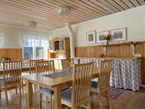 Mörkret福禄佳尔斯花园旅舍的一间带木桌和椅子的用餐室
