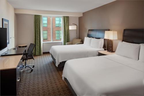 查尔斯顿查尔斯顿历史中心假日酒店的酒店客房配有两张床和一张书桌