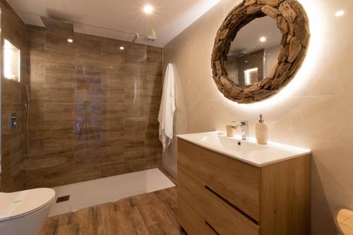 马贝拉Room in Guest room - Private room with beautiful sea view的浴室配有盥洗盆和带镜子的淋浴