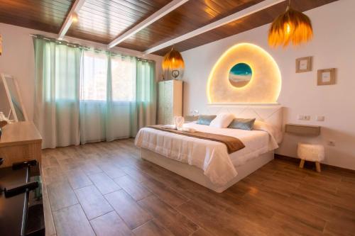 马贝拉Room in Guest room - Private room in the fishing port of Marbella的一间卧室设有一张床和一个大窗户
