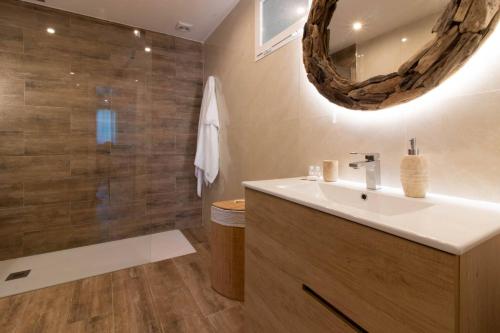马贝拉Room in Guest room - Private room in the fishing port of Marbella的一间带水槽、淋浴和镜子的浴室
