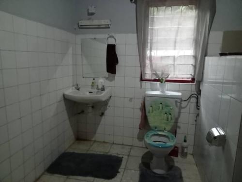 班珠尔Fajara Suites, Bakau, Banjul, Gambia的一间带卫生间和水槽的浴室