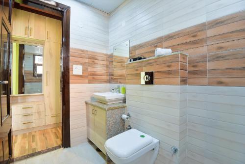 古尔冈BedChambers Medicity Serviced Apartments in Gurgaon的一间带卫生间和水槽的浴室
