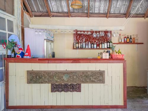 皮皮岛皮皮舒适海滨度假酒店的一间酒吧,房间里有一个红色的台面
