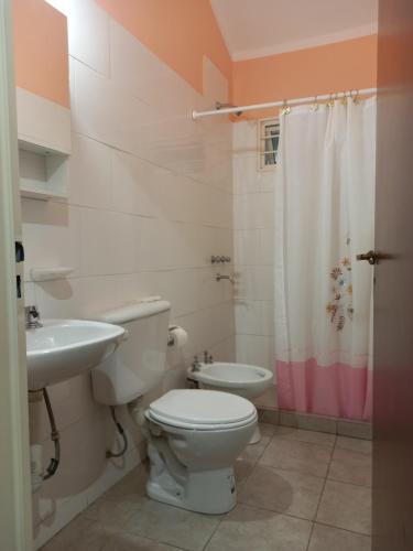 梅洛El Piscui House的一间带卫生间和水槽的浴室