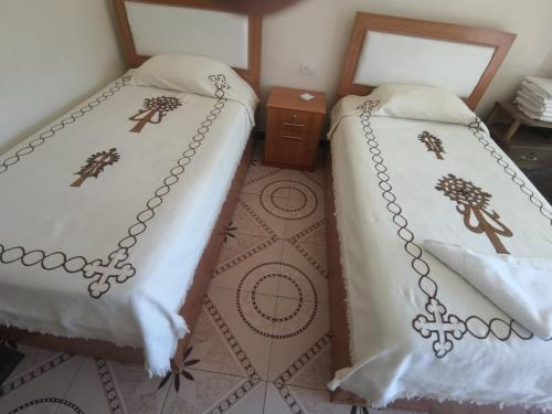 拉利贝拉拉利贝拉酒店的两张睡床彼此相邻,位于一个房间里