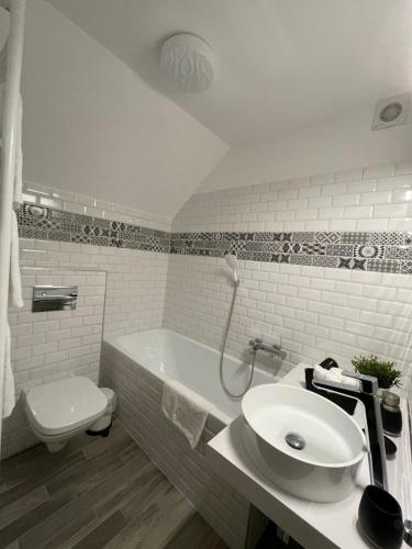 埃格尔City Nest Eger的白色的浴室设有水槽和卫生间。