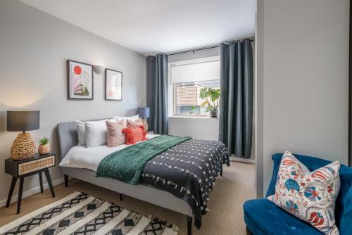 伦敦2 bedroom apartment with park views Shoreditch的一间卧室设有一张床和一个窗口