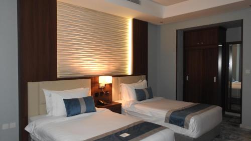 吉达فندق ليفيل ناين Level Nine Hotel的酒店客房设有两张床和窗户。