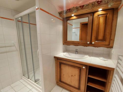 萨莫安斯Appartement Samoëns, 3 pièces, 4 personnes - FR-1-624-54的一间带水槽和淋浴的浴室
