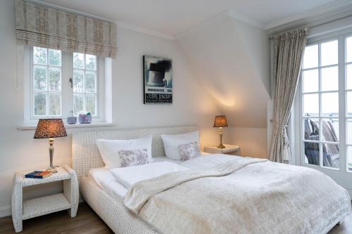 文尼斯塔特Hermes Hü的卧室配有白色的床和2扇窗户。
